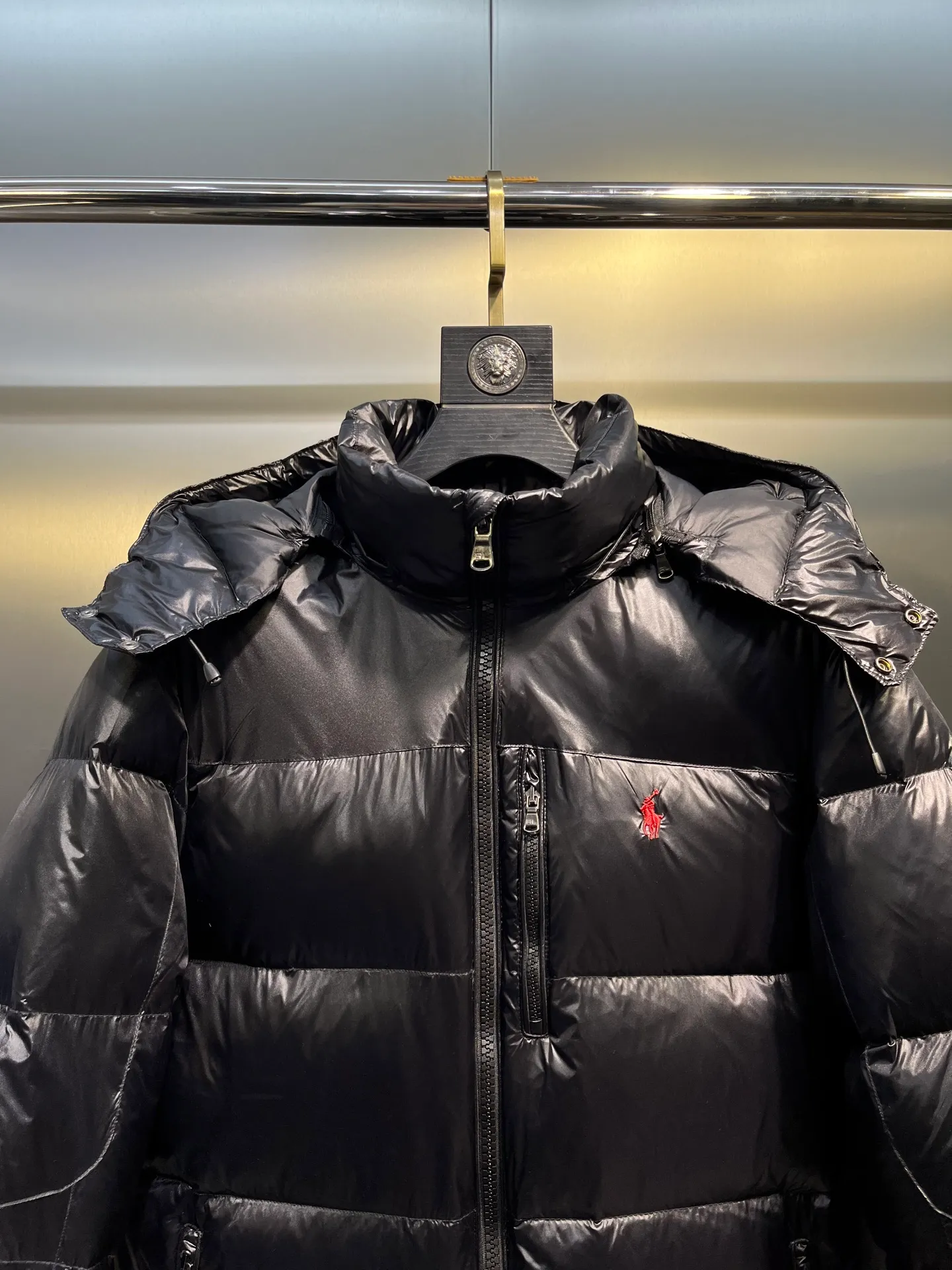 P980 Ralph Lauren polo unisex matte down jacket. Ralph is going crazy this year. The upper body fabric of major internet celebrities has a double-layer shin feel, which is full of weight! It's not as heavy as a regular jacket, and the ordinary cotton material feels really different. This one is super comfortable, soft and stylish, and has a green plaid interior that has a retro movie fashion feel! ✅Original custom-made 40D plaid four-level waterproof fabric, waterproof and anti-static fabric, exclusively using the original single-layer fabric method. The use of single-layer fabric has tested that the fabric and down must meet the standards to prevent velvet running, and ensure the feel and bulkiness. The interior is made of nylon double-layer sealing design, which will not cause any velvet running phenomenon. The adjustable hem with built-in drawstring buckle can prevent wind and cold. ✅ Silhouette jacket The upper body shape is super good, and the LOGO design on the chest is prominent. It is a style highly recommended by foreign bloggers. ✅Original original data layout, coordinated, loose, warm, fashionable, real original internal data, tolerant version. ✅Imported Behringer embroidery machine, custom-made 10,000-needle electric embroidery, using imported No. 7 needles, imported embroidery thread, ensuring that each word is full, three-dimensional and clear, and can be called the most expensive embroidery logo. ✅It is filled with national standard 80% white duck down, which has better thermal insulation performance, is light and not heavy, and has good fluff recovery after compression! ✅RDS certified high-quality 700 high fluffy white duck down filling ✅The zipper is customized from the Yoshida RL factory, with clear engravings and perfect and smooth texture ✅Accessories and buttons are all developed using the original version The fit is loose but not baggy. The size is just right and not picky. The dropped shoulder design modifies the shoulders without making them look bulky. This silhouette is a style that will never go out of style. The upper body is also very durable and recognizable. The loose and reasonable fit can be worn by both men and women. It is easy to create a clean and refreshing youthful look. Size: S M L XL XXL